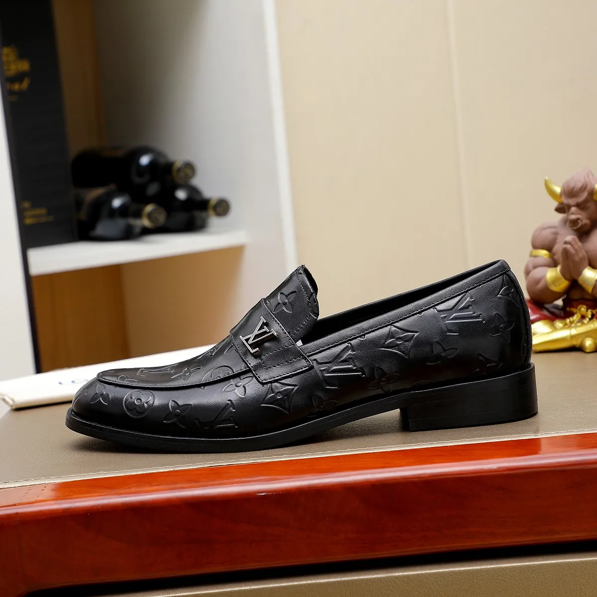 Men's Men's Shoes 💰420 💰[Louis Vuitton] LV high-end business formal leather shoes! ! Luxurious and elegant style, equal emphasis on practicality and style, professional focus on details and quality, counter original 1⃣️: 1⃣️ super accurate reproduction👍🏻! Material: The upper is made of imported original soft 🐂cowhide ➕imported first-layer sheepskin lining. Original anti-slip and wear-resistant outsole! Code number: 39--45, (38.46 custom-made) Large quantities in stock!